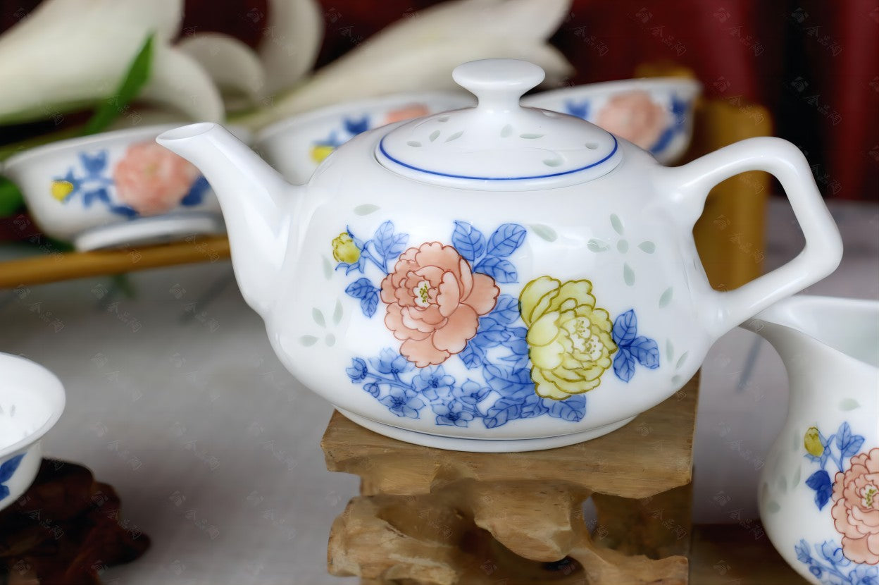 Graceful Hues: Jiangnan's Legacy Reflected in the Palette of Famille Rose Porcelain 